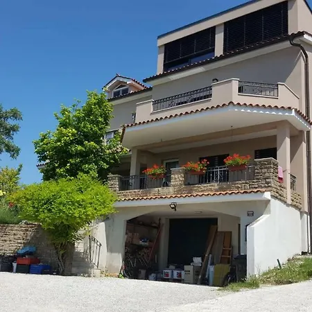 Sara's Apartma *